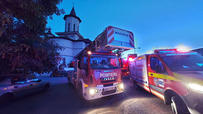 FOTO INCENDIU într-un bloc de pe bulevardul 1 Mai din Constanța: Mai multe persoane, printre care și doi copii, au fost evacuate