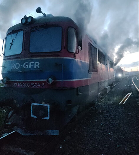 ALERTĂ pe calea ferată, pe ruta București Nord-Constanța! Locomotiva unui tren s-a defectat și a început să scoată fum