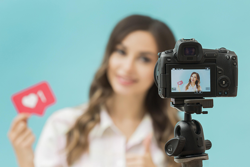 ANPC declară război influencerilor care fac reclamă mascată: Sumele FABULOASE pe care le câștigă aceștia