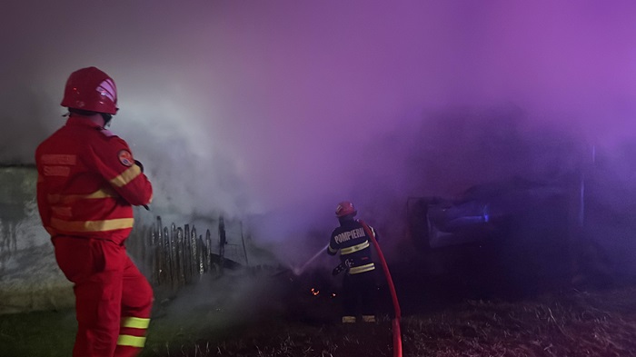 ALERTĂ! Incendiu la furajele din incinta fermei de porci de la Fântânele