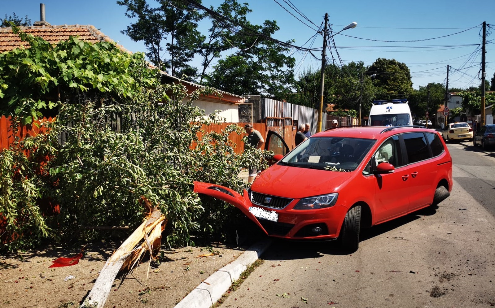 FOTO Accident rutier în cartierul KM 4-5: O mașină a retezat un copac, iar cealaltă a fost grav avariată