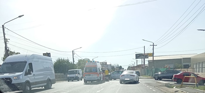 Accident la intrare în Valu lui Traian, în zona depozitelor de lemne. Traficul este parțial blocat
