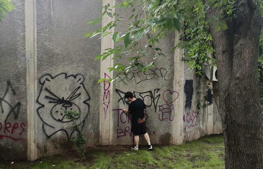 Constanța: Un tânăr a fost amendat și pus să curețe graffiti-ul pe care l-a desemnat pe un perete al clădirii fostului Teatru de Vară