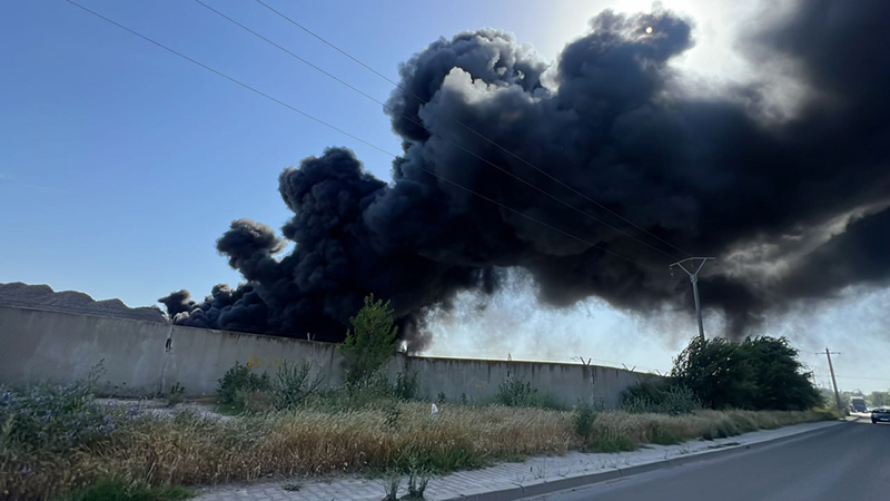 Incendiu VIOLENT la Medgidia: Ard cauciucuri la fosta fabrică IMUM