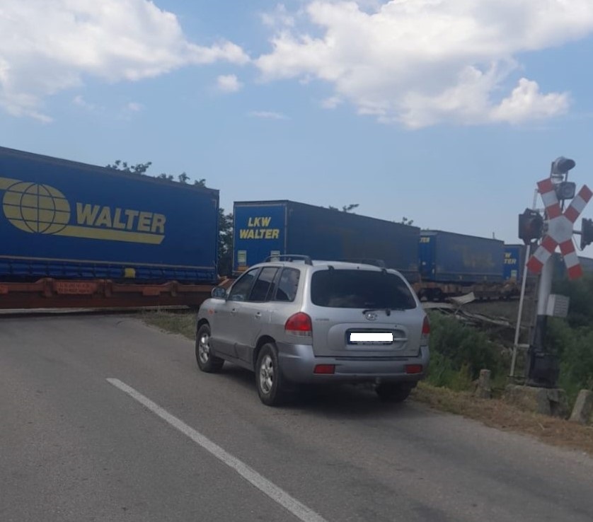 Circulația feroviară este din nou oprită: Un tren privat a rupt pantograful în stația Fetești