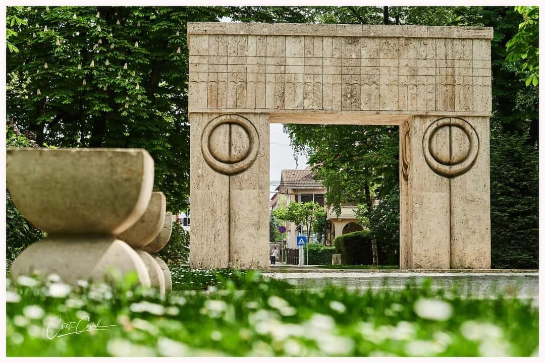 Ansamblul Calea Eroilor, realizat de Brâncuși la Târgu Jiu, și Frontierele Imperiului Roman-Dacia, incluse în Patrimoniul UNESCO