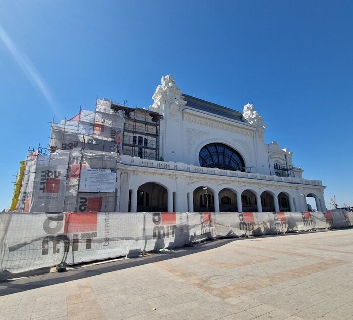 FOTO VIDEO Pe fațada clădirii Cazinoului din Constanța a fost montată inscripția Cazino Comunal. Cine a fost folosit prima dată expresia și ce semnificație are