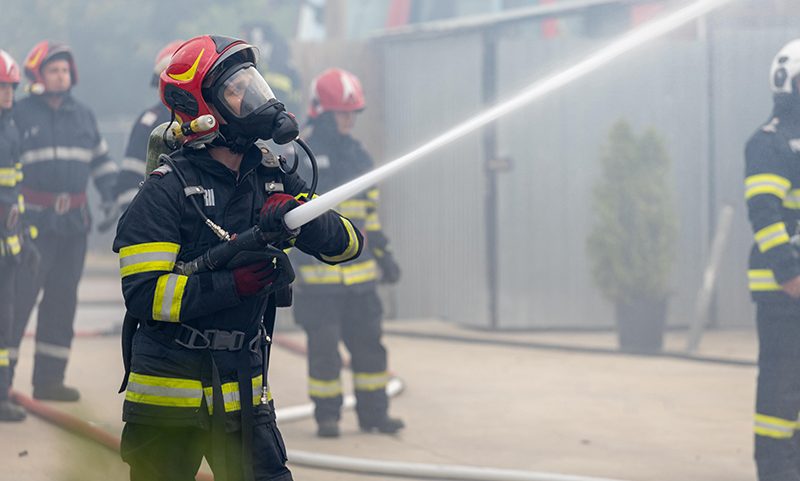 UPDATE Arde o casă, în Agigea. Pompierii intervin cu autoplatforma