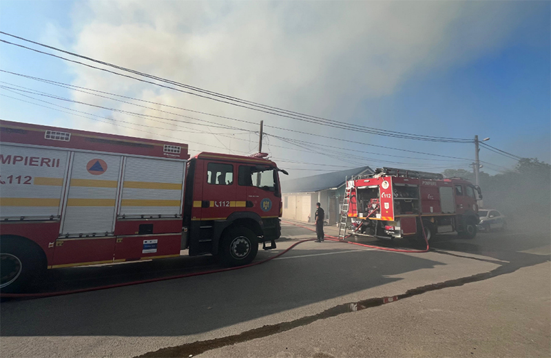 Pompierii sunt în alertă! O casă din localitatea Siminoc a luat foc