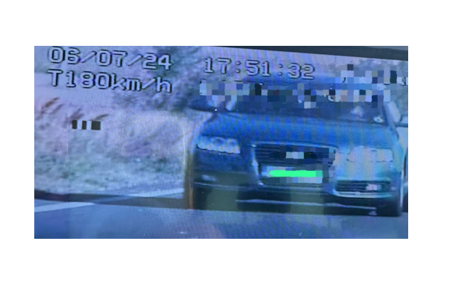 Șofer prins gonind cu 180 km/h pe drumul spre mare: Autoturismul nu avea nici ITP valabil. Bărbatul a rămas fără permis trei luni