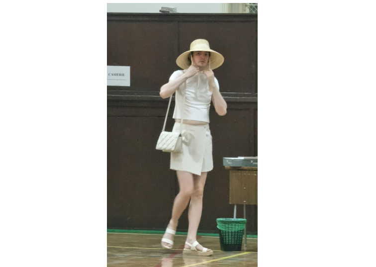 O fotografie cu un profesor îmbrăcat în femeie a devenit virală. Ce transmit reprezentanții Universității