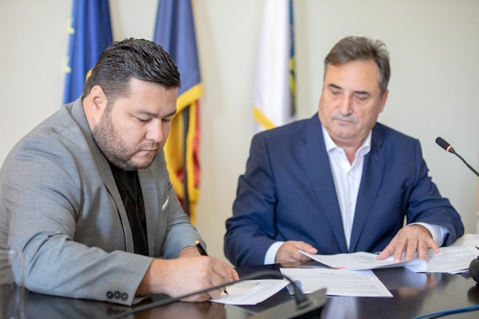 Evren Omer (Transevren SRL) semnează contaractul pentru transportul județean în 2022