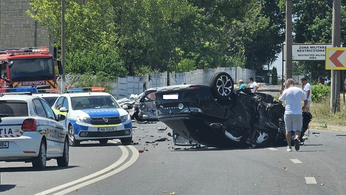 FOTO Un autoturism s-a răsturnat la ieșire din Mangalia. Sunt cinci victime, iar una este încarcerată