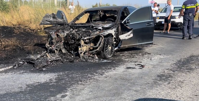 Intervenție la primele ore ale dimineții: Un autoturism a luat foc pe DN2A, în Ovidiu