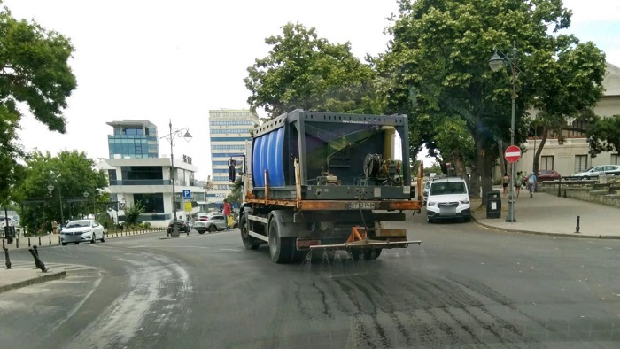 Autospecială care udă străzile
