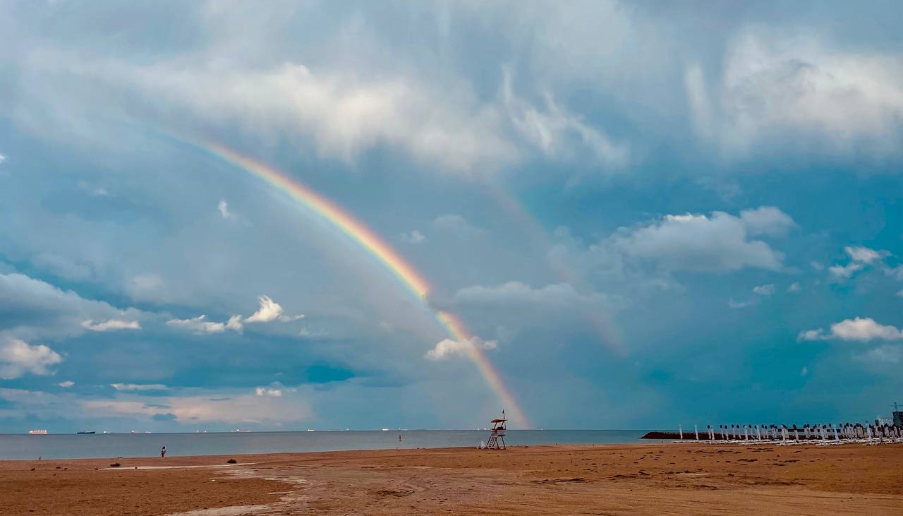 FOTO VIDEO Curcubeie spectaculoase deasupra mării: O rază de frumusețe după ploile torențiale din Constanța