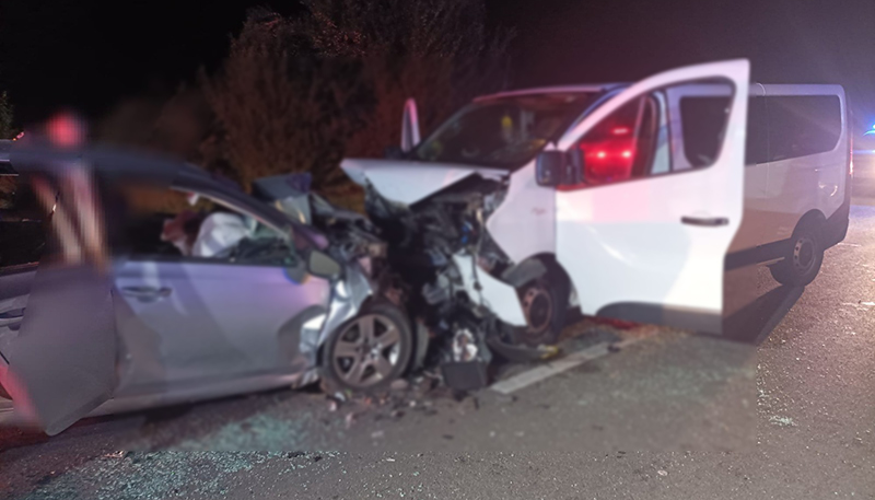 Accident rutier CUMPLIT între un microbuz și un autoturism: Doi tineri au MURIT și două persoane sunt rănite