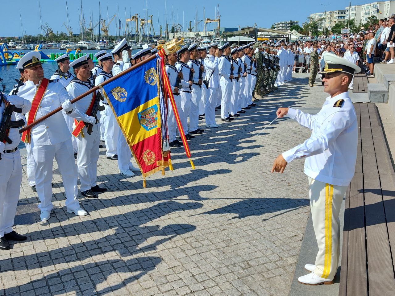 FOTO Ziua Marinei Române celebrată în Portul Turistic Mangalia cu exerciții navale, expoziții și spectacol de muzică populară