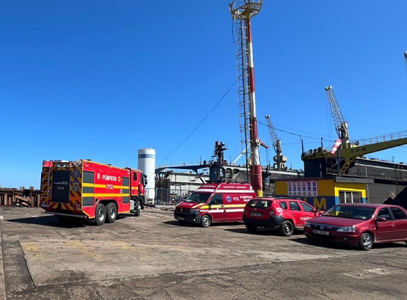 autospeciale pompieri - Șantierul Naval Midia incendiu navă aflată în reparații