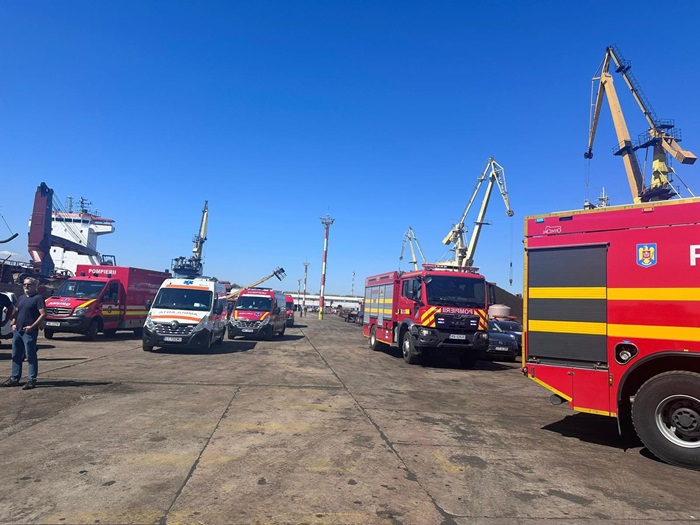 autospeciale pompieri - Șantierul Naval Midia incendiu navă aflată în reparații