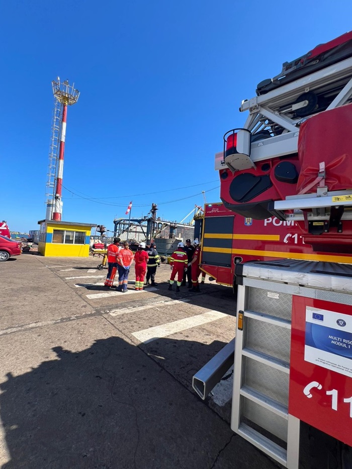 autospeciale pompieri - Șantierul Naval Midia incendiu navă aflată în reparații
