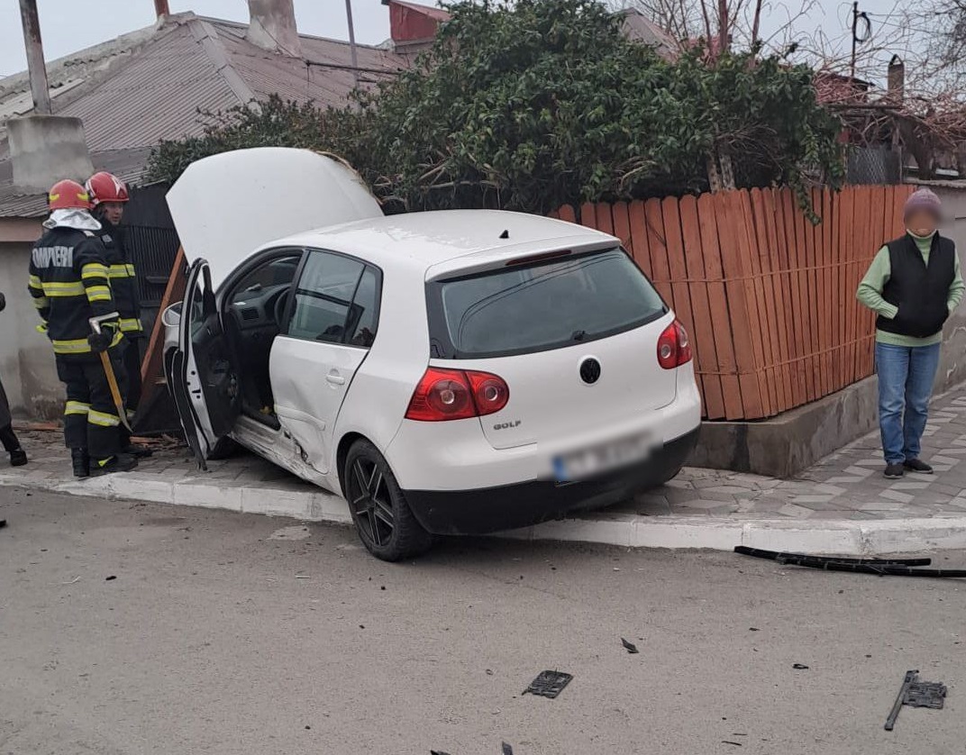 Accident rutier în Ion Corvin: Șoferul care a intrat cu mașina într-un gard, testat pozitiv pentru substanțe psihoactive