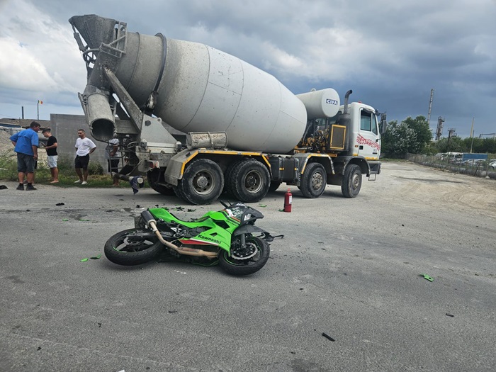 Accident GRAV între Lumina și Năvodari. Un motociclist s-a lovit de o betonieră. Intervine elicopterul SMURD