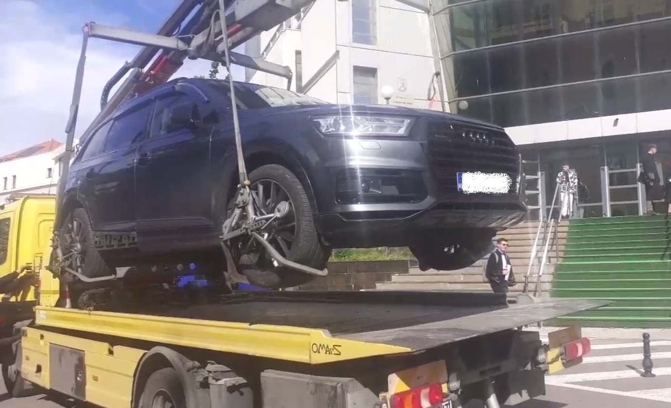 Autoritățile ridică mașini parcate ilegal în fața Palatului de Justiție: Un Audi elegant se alătură flotei de pe strada Caraiman