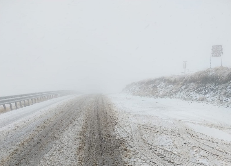 Ciclonul Boris a adus zăpadă pe Transalpina. Salvamontiștii au lansat avertismente
