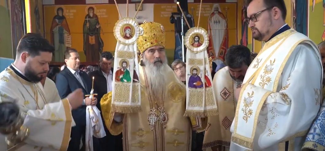 FOTO VIDEO Crucea: Pictura bisericii Sfântul Mare Mucenic Dimitrie din satul Crișan a fost sfințită de IPS Teodosie