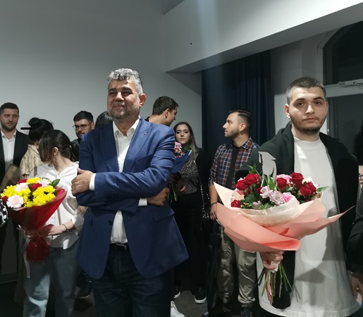 FOTO VIDEO Premierul Marcel Ciolacu este prezent la Constanța, alături de fiul său, la Festivitatea de Absolvire a Facultății de Medicină