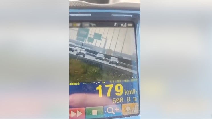 VIDEO Șofer cu permisul ANULAT și sub influența substanțelor psihoactive, cu viteză de bolid pe autostradă