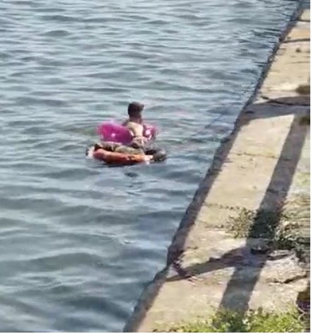 Copilul l-ar fi susținut la suprafață pe bărbat până la sosirea salvatorilor