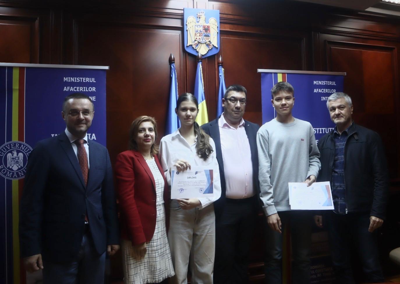 Elevii de 10 ai Constanței au fost premiați de prefectul județului pentru performanțe deosebite la Evaluarea Națională