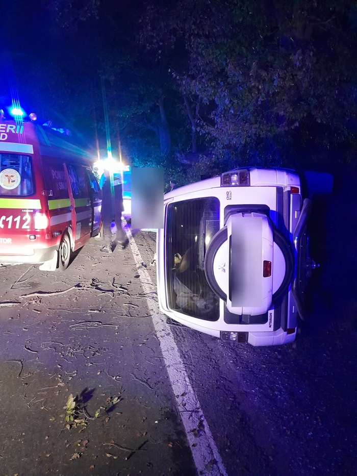 Accident aproape de Isaccea. Șofer de 65 de ani, cu mașina în copac