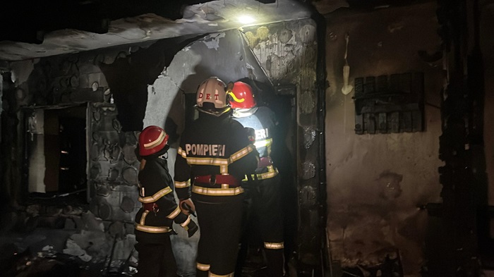 FOTO VIDEO Incendiu puternic în Tulcea: O locuință și o terasă au luat foc