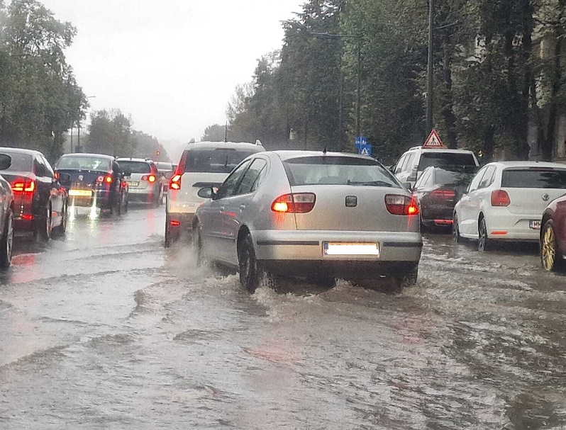 FOTO Ploile torențiale provocă ravagii în Constanța: Mai multe străzi au fost inundate și traficul a fost blocat
