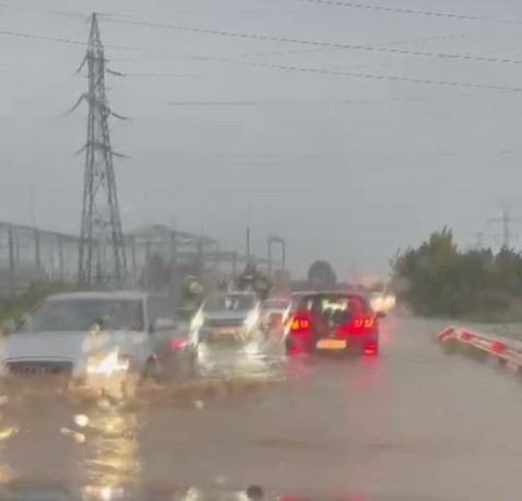 Traficul este oprit pe DN 3C Ovidiu-Constanța din cauza acumulării de apă pe carosabil