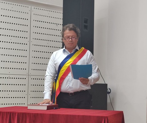 FOTO Pregătindu-se pentru deputăție, primarul din Limanu, Gheorghe Daniel Georgescu, a depus jurământul pentru un nou mandat