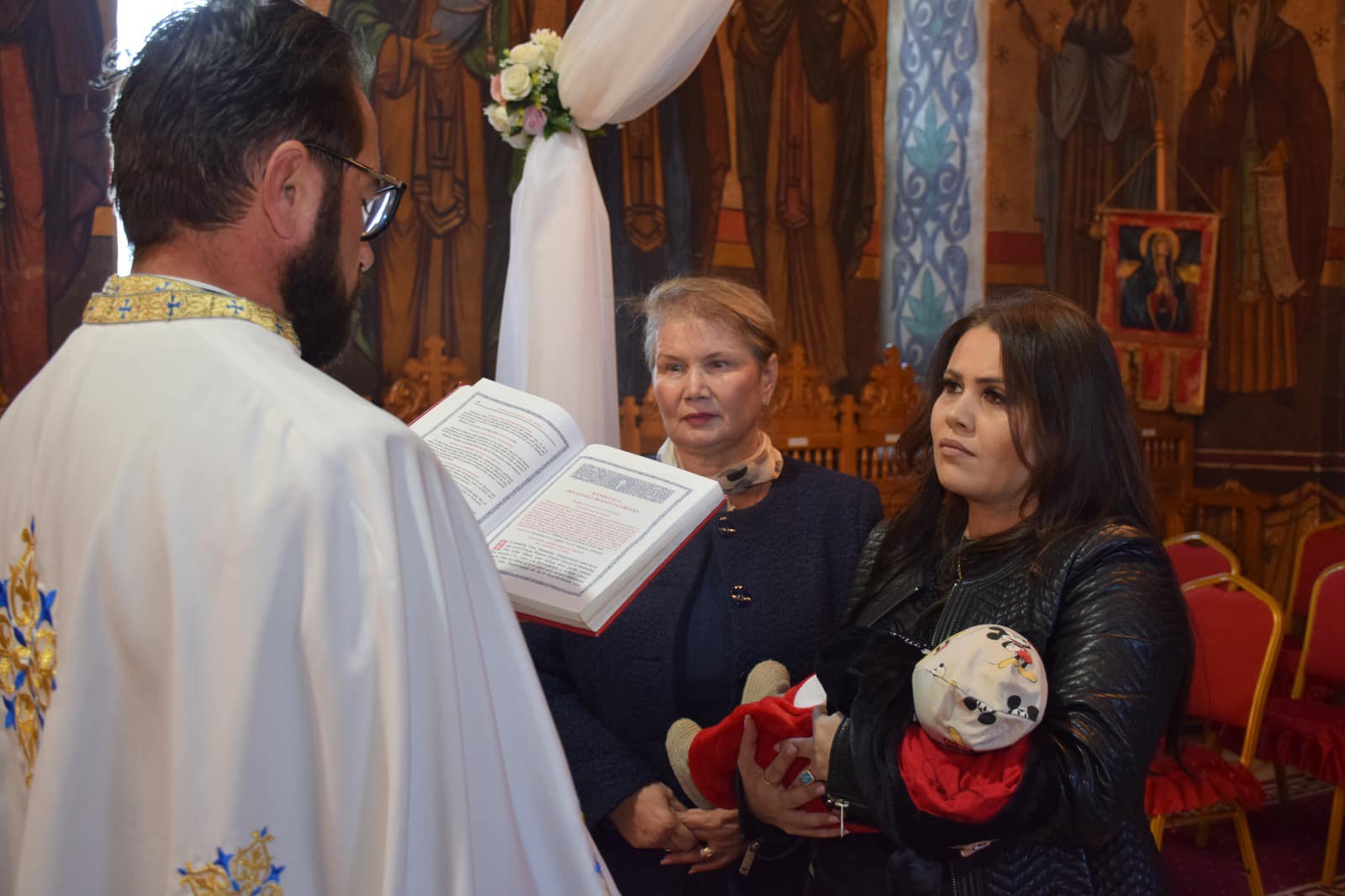 Tradiția continuă la Cumpăna: Un copil aflat în asistență maternală a fost botezat în ziua Sfinților Arhangheli Mihail și Gavriil