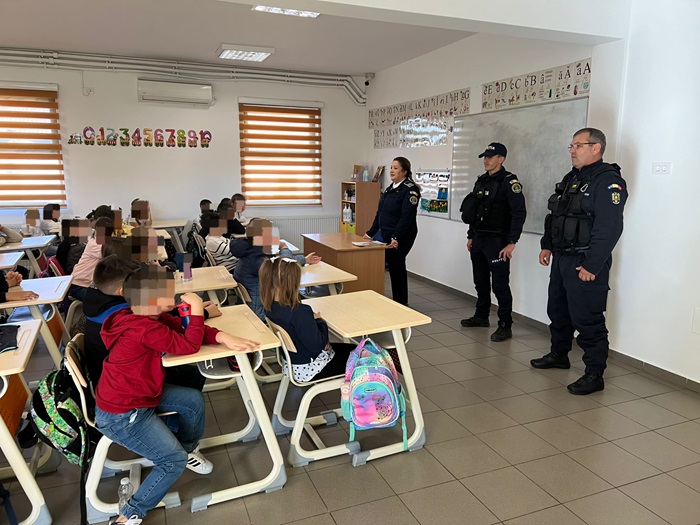 Copiii din Mihail Kogălniceanu îndrumați de polițiști să devină pietoni responsabili