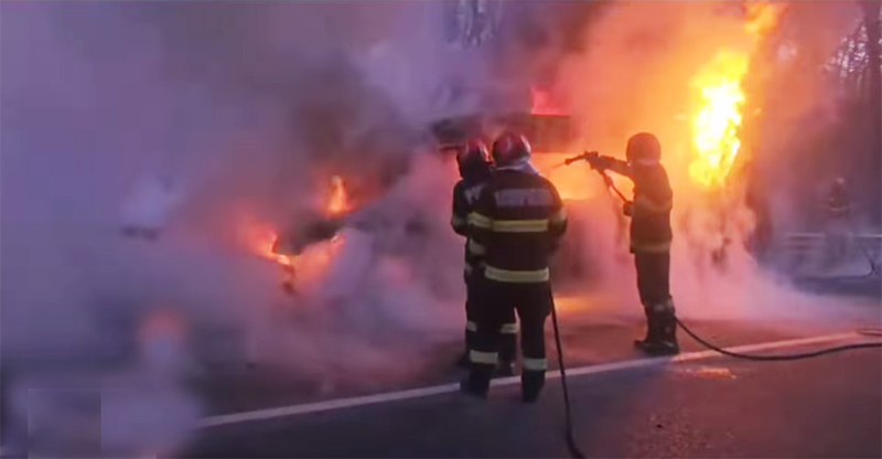 VIDEO Un microbuz plin cu muncitori a luat FOC în mers: Circulația a fost blocată