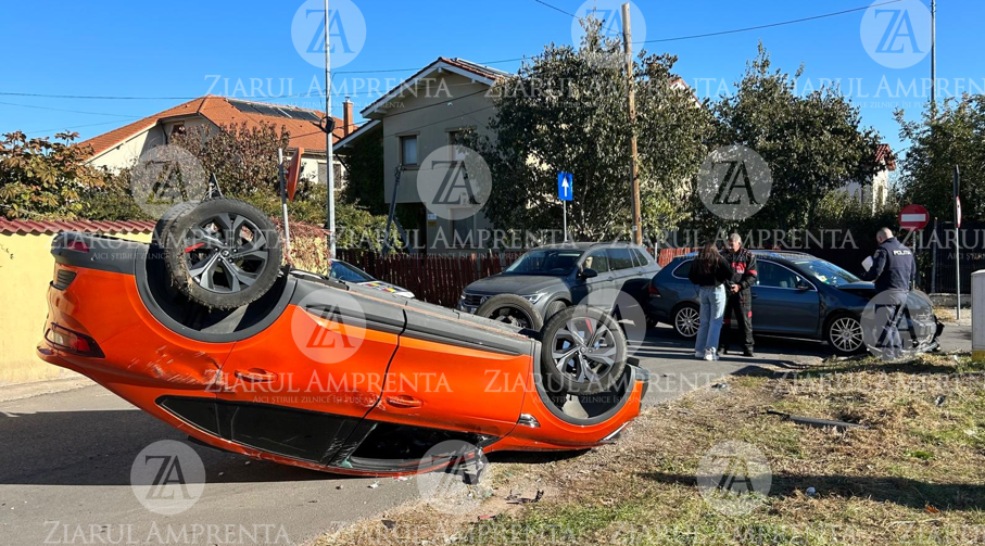 FOTO Două mașini s-au ciocnit într-o intersecție din Palazu Mare. Doi copii de 2 și 5 ani, dar și trei adulți au ajuns la spital