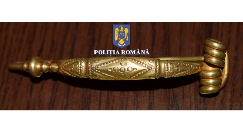 Broșă de 30.000 de euro din patrimoniul cultural, scoasă la vânzare pe internet: A fost recuperată de polițiști