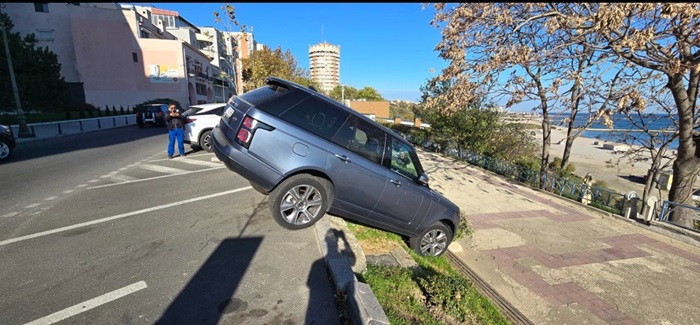 FOTO Cascadorii fără voie cu un Range Rover, la Hotel Continental Constanța