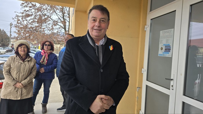 Florin-Mitroi-votare-vot-alegeri-parlamentare-vot-sectie-sala-sporturilor-valu-lui-Traian-ZA-2