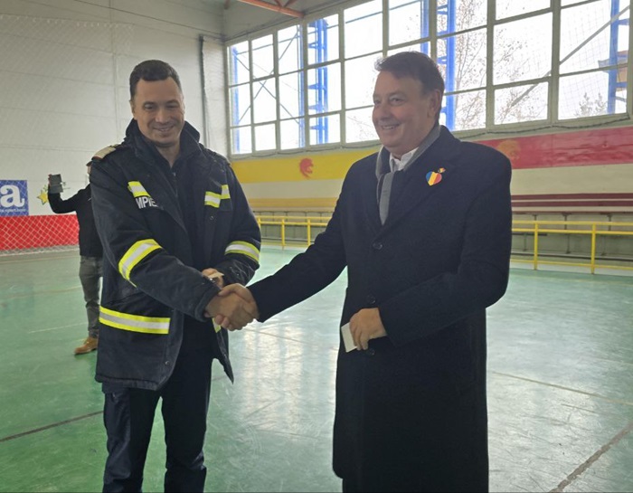 Florin-Mitroi-votare-vot-alegeri-parlamentare-vot-sectie-sala-sporturilor-valu-lui-Traian-ZA