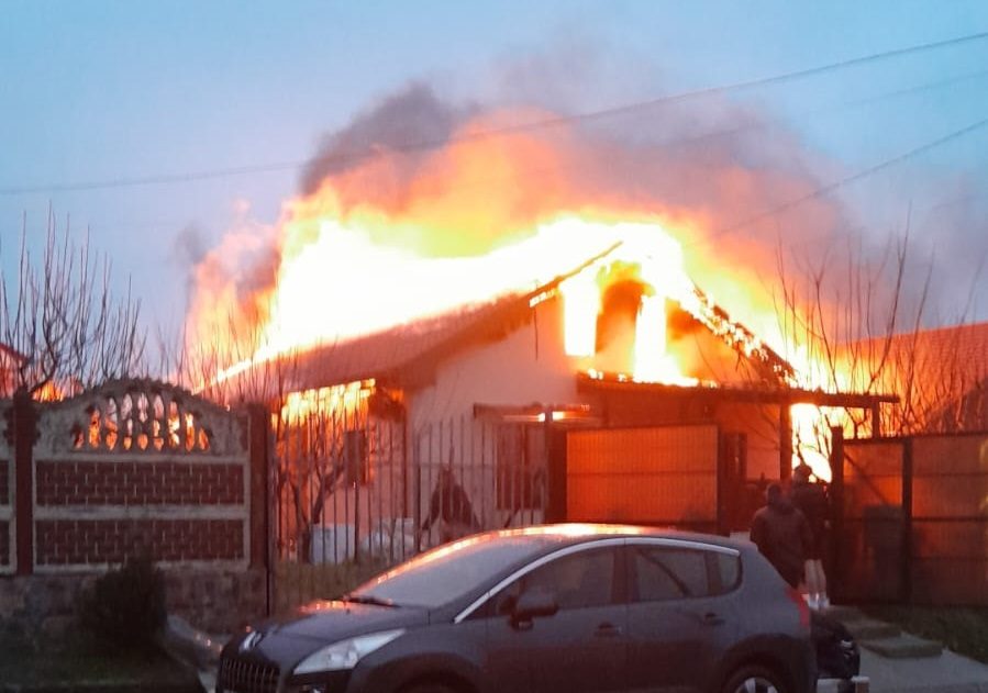 Pompierii în ALERTĂ! Arde o casă din comuna Cerchezu