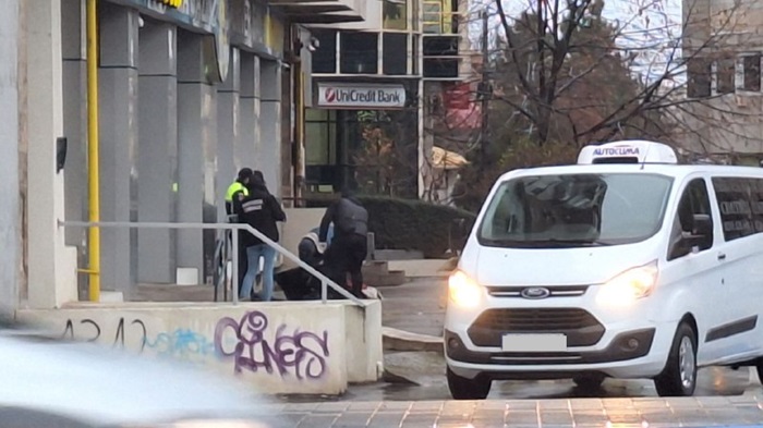 FOTO Un bărbat a fost găsit decedat în fața unui magazin din Parcul Tomis 2, din Constanța
