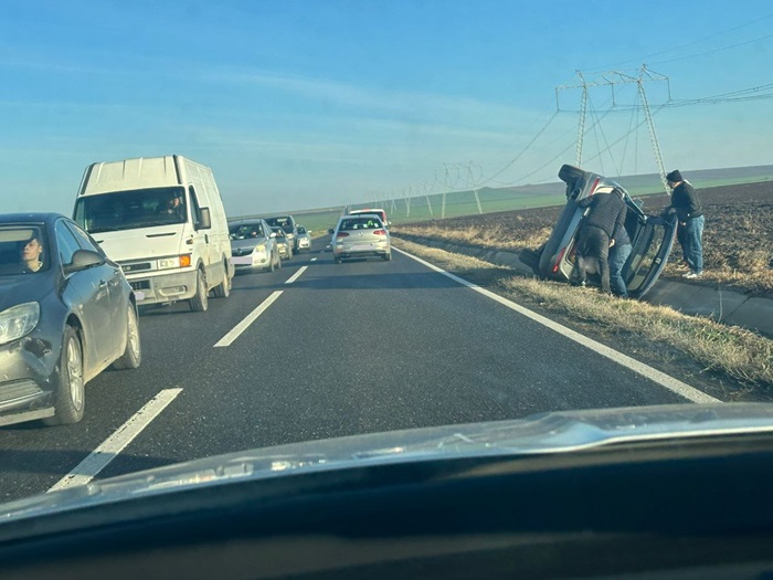 FOTO Accident pe DN 22, după Popasul Tașaul. O mașină s-a răsturnat